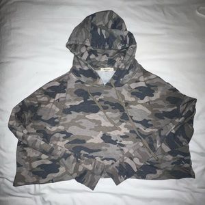 Camo cropped hoodie